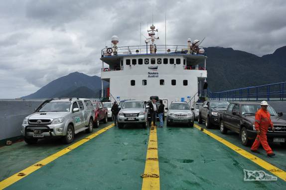 Balsa para cruzar a Caleta Gonzalo, no parque Pumalín, trecho da Carretera Austral no sul do Chile